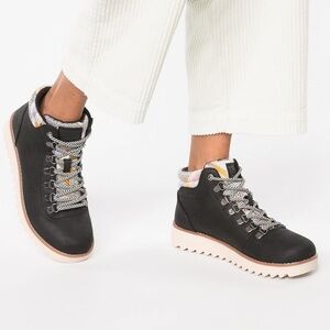 Skechers Women's BOBS Mountain Kiss Boots size 9